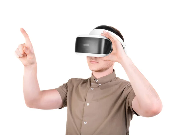 Um jovem está usando um headset de realidade virtual 3D, isolado em um fundo branco. Equipamento de áudio novo e profissional. Um tipo com óculos de realidade virtual. Óculos VR . — Fotografia de Stock