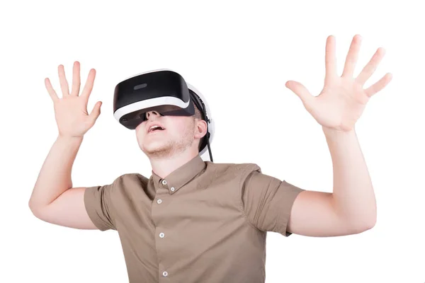 En rädd manliga åtgärd i virtual reality hjälm, isolerad på en vit bakgrund. En smartphone med Vr-headset. Professionell ljudutrustning. — Stockfoto
