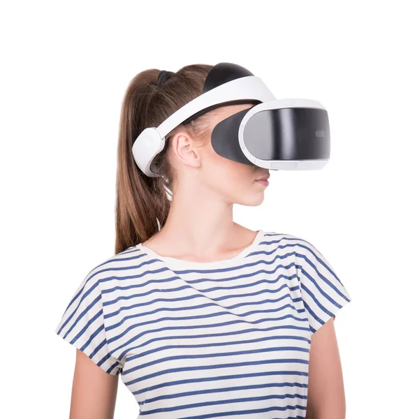 Uma jovem em 3D óculos de realidade virtual, isolado em um fundo branco. A ação de mulher em capacete de realidade virtual. Óculos VR . — Fotografia de Stock