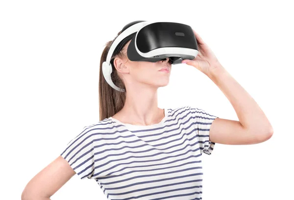 Uma bela senhora em óculos virtuais, isolada num fundo branco. Simulação de jogos de vídeo, tecnologia de visão 3d. Novo equipamento de áudio. Dispositivo VR digital . — Fotografia de Stock