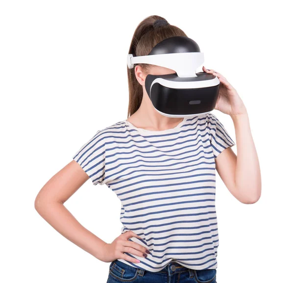 Uma jovem mulher em óculos virtuais, isolada num fundo branco. Simulação de jogos de vídeo, tecnologia de visão 3d. Novo equipamento de áudio. Dispositivo VR digital . — Fotografia de Stock