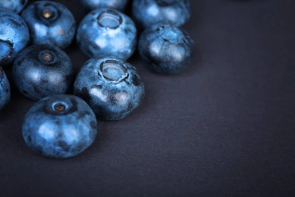 Vue de dessus des bleuets juteux sur un fond sombre, vue de dessus. Bleuets frais, crus et mûrs pleins de vitamines. Fruits d'été . — Photo