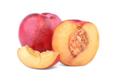 İştah açıcı olgun nektarin close-up. Sulu ve sağlıklı meyve, beyaz arka plan üzerinde izole. Yaz kahvaltı meyve.