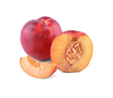 İştah açıcı olgun nektarin close-up. Sulu ve sağlıklı meyve, beyaz arka plan üzerinde izole. Yaz aperatif meyve.