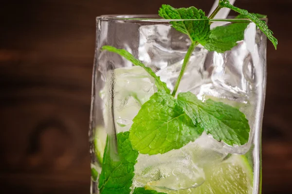 Primer Plano Bebida Fresca Con Hojas Menta Hielo Limón Sobre —  Fotos de Stock