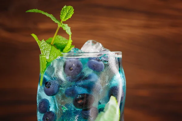 Primer Plano Bebida Azul Fresca Con Arándanos Hojas Menta Sobre — Foto de Stock
