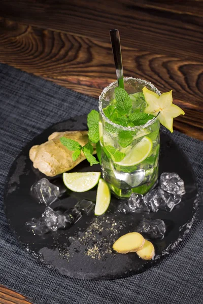 Primer Plano Bebida Fresca Con Hojas Menta Hielo Limón Sobre — Foto de Stock