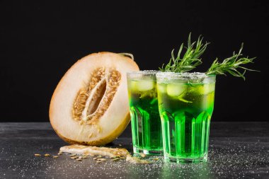 Sigara-Alkol içecekler ferahlatıcı. Kavun ve yeşil kokteyller üzerinde siyah bir arka plan kesme. İçki, kireç ve tarhun ile tatlı içecekler.