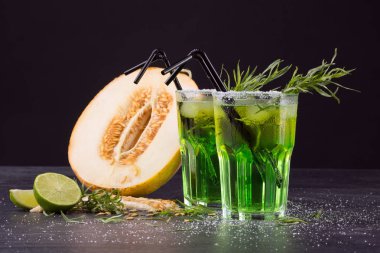 Soğuk alkol kokteyller. İki bardak tarhun ile yeşil içecekler. Tatlı limon ve Ekşi limon kesilmiş. Alkollü yaz kokteylleri.