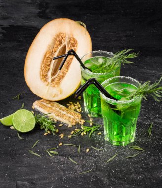 Soğuk alkol kokteyller. İki bardak tarhun ile yeşil içecekler. Tatlı limon ve Ekşi limon kesilmiş. Alkollü yaz kokteylleri.