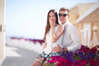 Mutlu çift güneşli kıyı arka plan üzerinde. Romantik ve lüks bir ilişki. Romantizm, ilişki ve kalma. Kopya alanı.