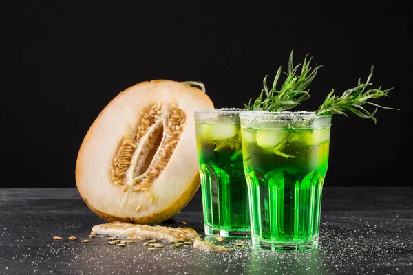 Sigara-Alkol içecekler ferahlatıcı. Kavun ve yeşil kokteyller üzerinde siyah bir arka plan kesme. İçki, kireç ve tarhun ile tatlı içecekler.