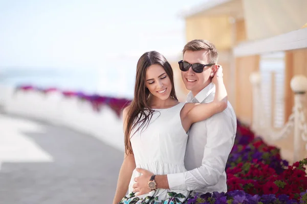 Una coppia felice e adorabile in vacanza. Fidanzato e fidanzata su un sfondo hotel. Relazione e incontri. Copia spazio . — Foto Stock