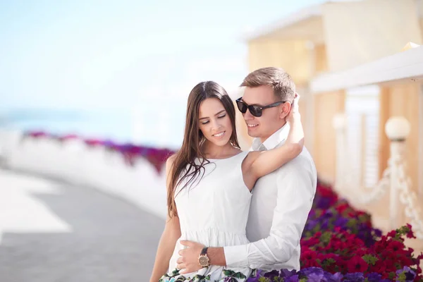 Fidanzato e fidanzata ad un appuntamento. Vacci piano e bei giovani amanti. Una coppia romantica su uno sfondo colorato resort . — Foto Stock