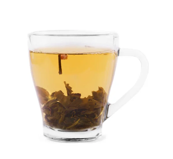 Una taza de té verde. Una taza de vidrio aislada sobre un fondo blanco. Una hermosa taza con líquido caliente y hojas de té verde natural . — Foto de Stock