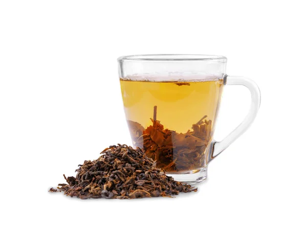 Una taza de té verde. Hojas de té secas y una taza de una bebida caliente aislada sobre un fondo blanco. Té chino para la relajación y la salud . — Foto de Stock