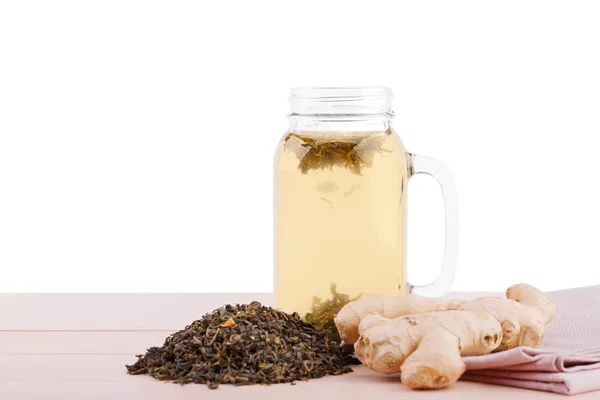 Ζεστό, υγιές, φρέσκο, βότανα και φυσικό τσάι απομονωθεί σε λευκό φόντο. Μεγάλο βάζο κτιστών μαύρο τσάι, τζίντζερ και ξηρό τσάι φύλλα. — Φωτογραφία Αρχείου