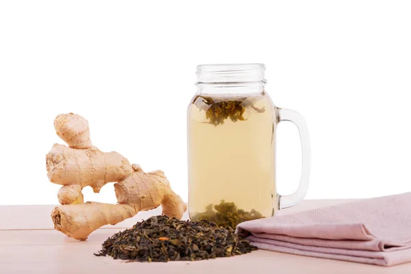 Té caliente, saludable, fresco, herbal y natural aislado sobre un fondo blanco. Gran tarro de albañil de té negro, jengibre y hojas de té seco . — Foto de Stock