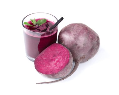 Beyaz bir arka plan üzerinde izole yeşil nane kokteyli bir şeffaf cam. Taze sebze. Besleyici kavramı.