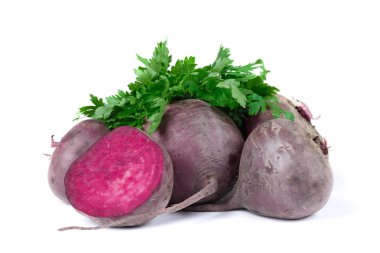 Beyaz bir arka plan üzerinde izole organik koyu kırmızı pancar. Temiz, taze ve çiğ sebze. Sağlıklı kavramı.