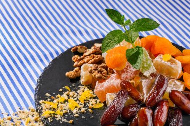 Türk Lokumu, ceviz ve canlı taze yaprakları nane, closeup cam zemin üzerine bir cam plaka üzerinde meyve tarihi.