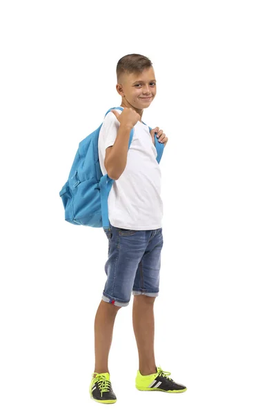 Een full-length Portret van een leerling met rugzak geïsoleerd op een witte achtergrond. Jongen van de school. Terug naar school concept. — Stockfoto