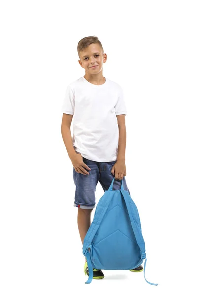 Casual skolpojke med en stor säck. En elev med en ryggsäck som isolerad på en vit bakgrund. Skolan kid. Studera begrepp. — Stockfoto