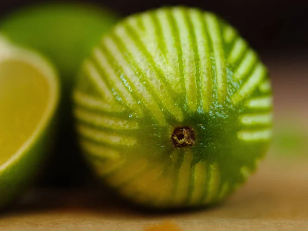 Primer plano de una lima bellamente cortada. Fresco, jugoso, crudo, limón agrio — Foto de Stock