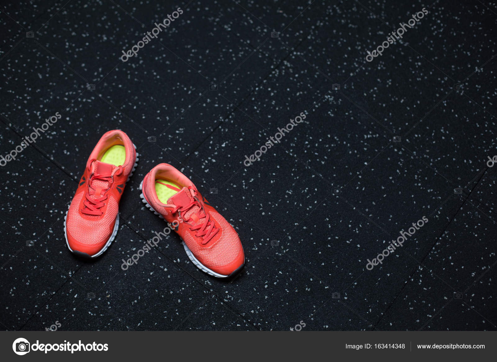 Vista superior de brillantes carmesís zapatillas para mujer Vista superior de brillantes carmesís zapatillas para mujer