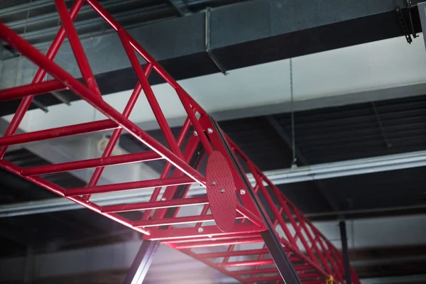 Close-up van crimson horizontale balken voor een sport wedstrijden en trainingen, sport routine op een zilveren achtergrond. Trap voor sport oefeningen. — Stockfoto