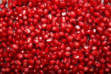 Garnet arka plan. Nar arka plan. Sulu kırmızı nar taneleri. Sağlıklı meyve suları için doğal meyveli maddeler.