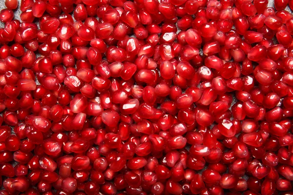 Garnet background. Pomegranate background. Juicy red pomegranate seeds. Natural fruity ingredients for healthy juices. — Stock Photo, Image