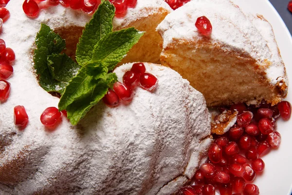 Berry pasta plaka arka plan üzerinde yakın çekim. Kek Baharatlı nane ve kırmızı Lal. Geleneksel parti muamele etmek için yemek tarifleri.