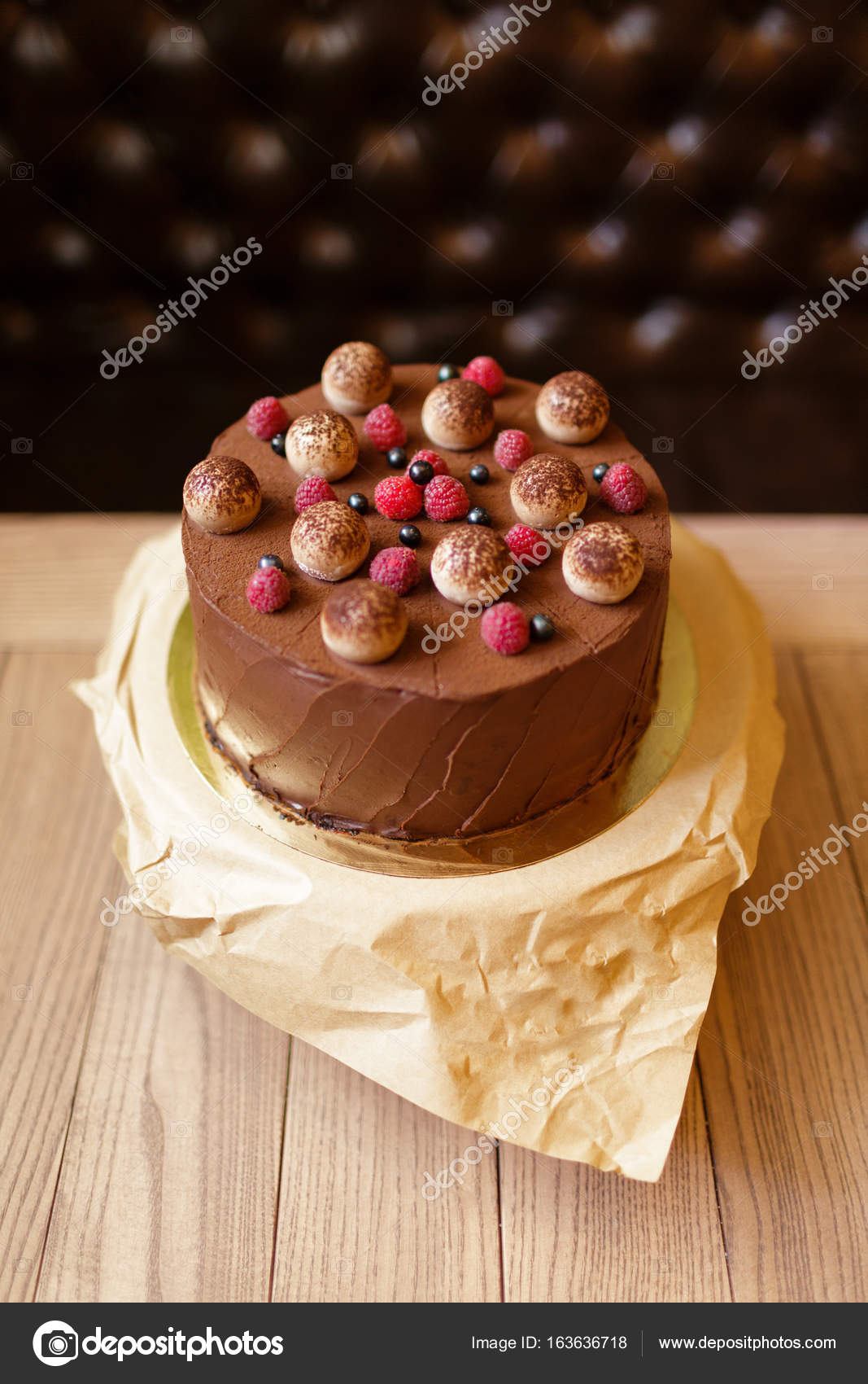 Vue Du Dessus D Un Gateau Au Chocolat Tiramisu Aux Framboises Cassis Saupoudre De Cacao Sur Fond De Bois Brun Image Libre De Droit Par Alfa4studio C
