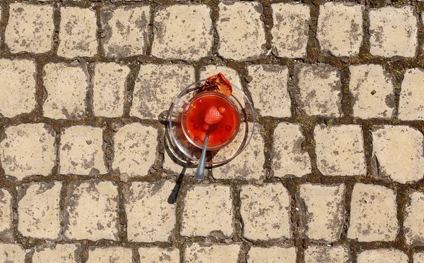 Πικάντικο κόκκινο τσάι. Το Top view από ένα τσάι με μούρα, φρούτα και διακοσμητικό λουλούδι γαρίφαλων σε φόντο τοίχο. Χώρο αντίγραφο. — Φωτογραφία Αρχείου