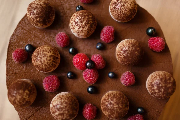 顶视图的奶酪、 咖啡咖啡、 鸡蛋、 糖、 饼干和巧克力甜点蛋糕装饰着浆果. — 图库照片