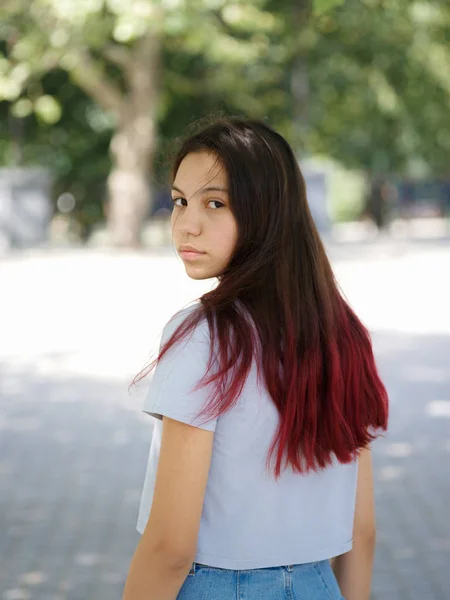 En mode, charmig hipster flicka i casual kläder poserar på en naturlig suddig bakgrund. Elegant koncept. — Stockfoto