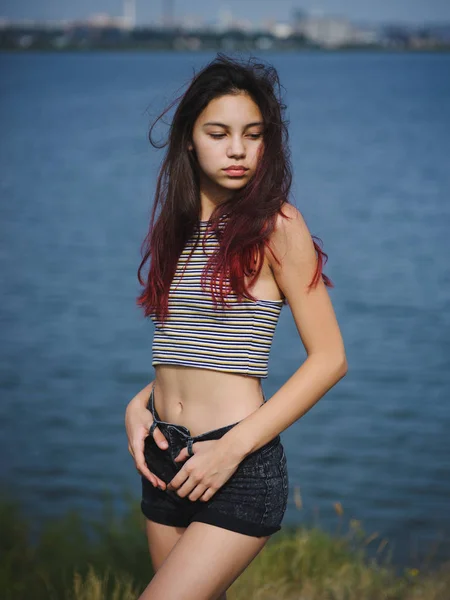 Mooi, sensueel meisje, wandelen in de buurt van de rivier. Een stijlvolle tiener op een onscherpe natuurlijke achtergrond. Natuurlijke schoonheid concept. — Stockfoto