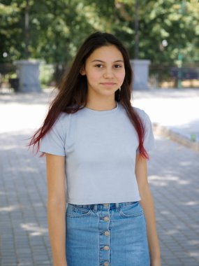 Hippi kız rahat kıyafetler doğal bir bulanık arka plan üzerinde poz içinde büyüleyici bir moda. Şık konsept.