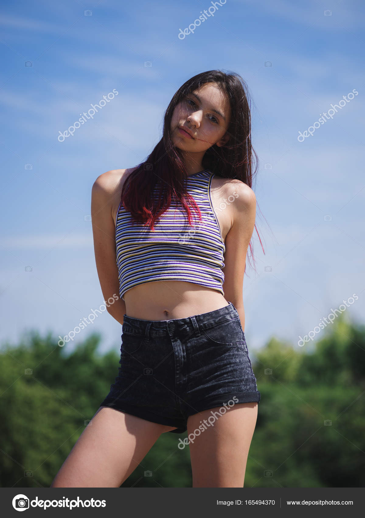 Un retrato de una encantadora adolescente en ropa de verano posando sobre  un fondo natural. Moda, concepto juvenil. Copiar espacio .: fotografía de  stock © alfa4studio #165494370