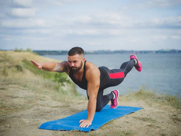 Güçlü adam sol tarafında yeşil dağ Nehri yakınında dışında yoga uygulamaları. Erkek eğitim, hardowking kişi