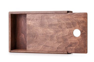 Bir close-up küçük öğeler üzerinde beyaz arka plan izole için küçük bir ham ahşap kutu. Teslim etmek için boş açılan konteyner.