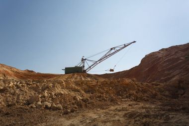 Sarı büyük metal Vinçler-Mobil vinç mavi gökyüzü arka plan üzerinde. Bir endüstriyel hareketli makine Vakfı çukurda. Kopya alanı.