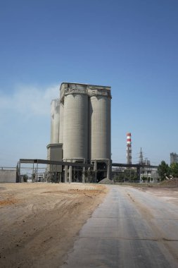 Endüstriyel Tesis gökyüzü arka plan üzerinde. Büyük bir bina ve bir süt fabrikası baca. Ekoloji kavramı. Kopya alanı.