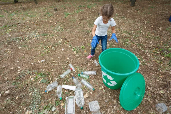 ごみ箱にビニール袋を投げブルー ラテックス手袋の子供。土地と写真の外側の背景にゴミ, — ストック写真