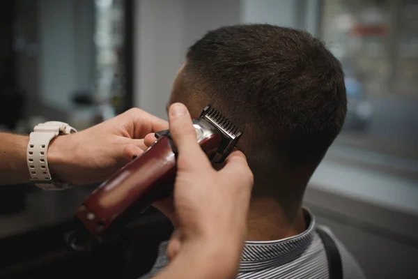 Fryzjerka klienta o fryzjera. Widok z tyłu strzał z rąk Fryzjer golenie głowy mężczyzn klientów. Pojęcie piękna. — Zdjęcie stockowe
