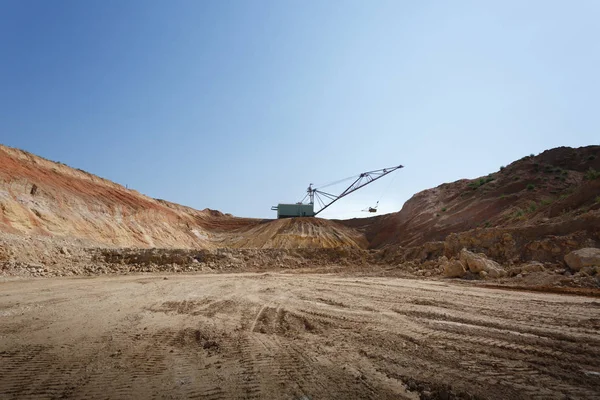 Één-toren metalen mobiele kraan op een blauwe hemelachtergrond. Een industriële bewegende machine in de put van de Stichting. Kopiëren van ruimte. — Stockfoto