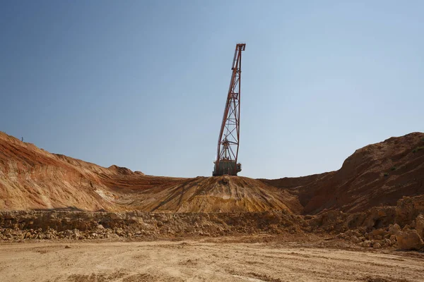 Één-toren metalen mobiele kraan op een blauwe hemelachtergrond. Een industriële bewegende machine in de put van de Stichting. Kopiëren van ruimte. — Stockfoto