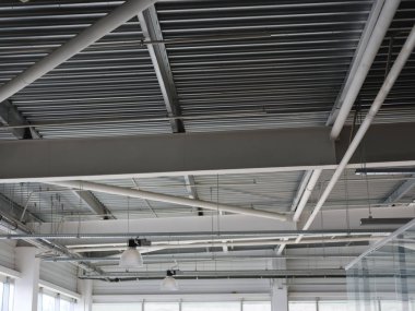 Bir close-up bir tavan arasında büyük bir alışveriş merkezi. Parlak görünümünü içeri demir yapı inşaat arka plan olarak.