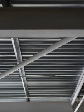 Bir close-up bir tavan arasında büyük bir depo. Parlak görünümünü içeri demir yapı inşaat arka plan olarak.